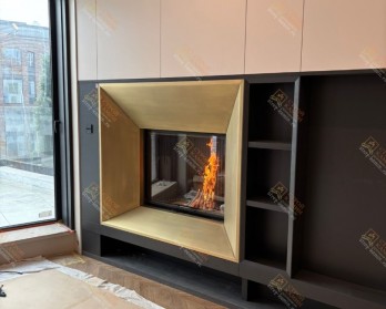 Топка АСТОВ ПС 9074 в эксклюзивном встроенном дровяном камине с шикарной латунной рамкой Топка АСТОВ ПС 9074 в эксклюзивном встроенном дровяном камине с шикарной латунной рамкой