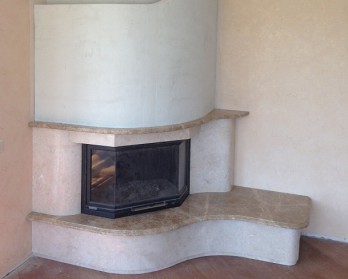 Дизайн итальянского ассиметричного дровяного камина в частном доме