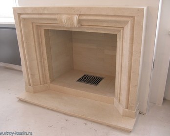 Мраморный портал в стиле ArtDeco с открытой дровяной топкой
