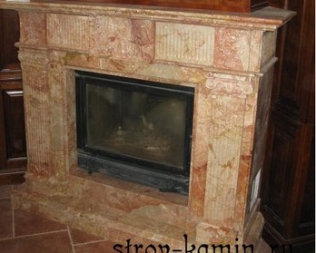Классический дровяной камин в кабинете загородного дома