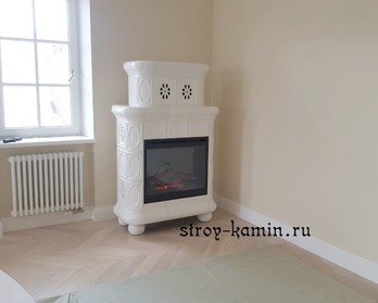 Изразцовая печь с электрокамином в московской квартире на Чистых Прудах