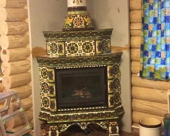 Дровяная изразцовая печь Кострома-Июль в углу гостиной деревянного дома