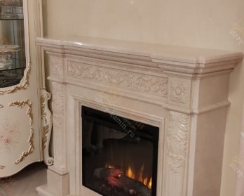 Красивый классический камин Престон из мрамора с очагом Dimplex в интерьере гостиной от Строй-Камин
