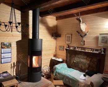 Современная дровяная печь с тремя стеклами BELO 3S AKUM Romotop с дымоходом Феникс в доме из дерева