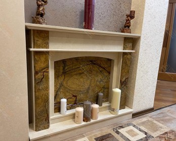 Декоративный камин из мрамора в московскую квартиру к Новому Году от мастеров компании Строй-Камин