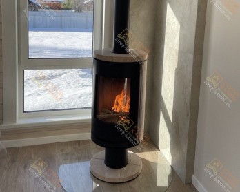 Красивая российская печь-камин Астов R1.0 NК в современном стиле и отделкой натуральным песчаником