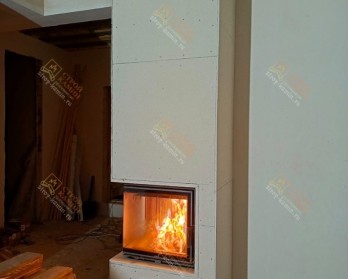 Российская угловая топка АСТОВ П2С 700 на дровах, с боковым открыванием дверцы, встроенная в короб Российская угловая топка АСТОВ П2С 700 на дровах, с боковым открыванием дверцы, встроенная в короб