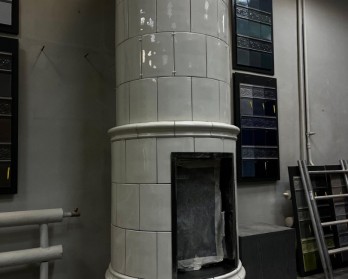 Большая круглая изразцовая печь, со встроенной дровяной топкой АСТОВ ПС 3865 Большая круглая изразцовая печь, со встроенной дровяной топкой АСТОВ ПС 3865